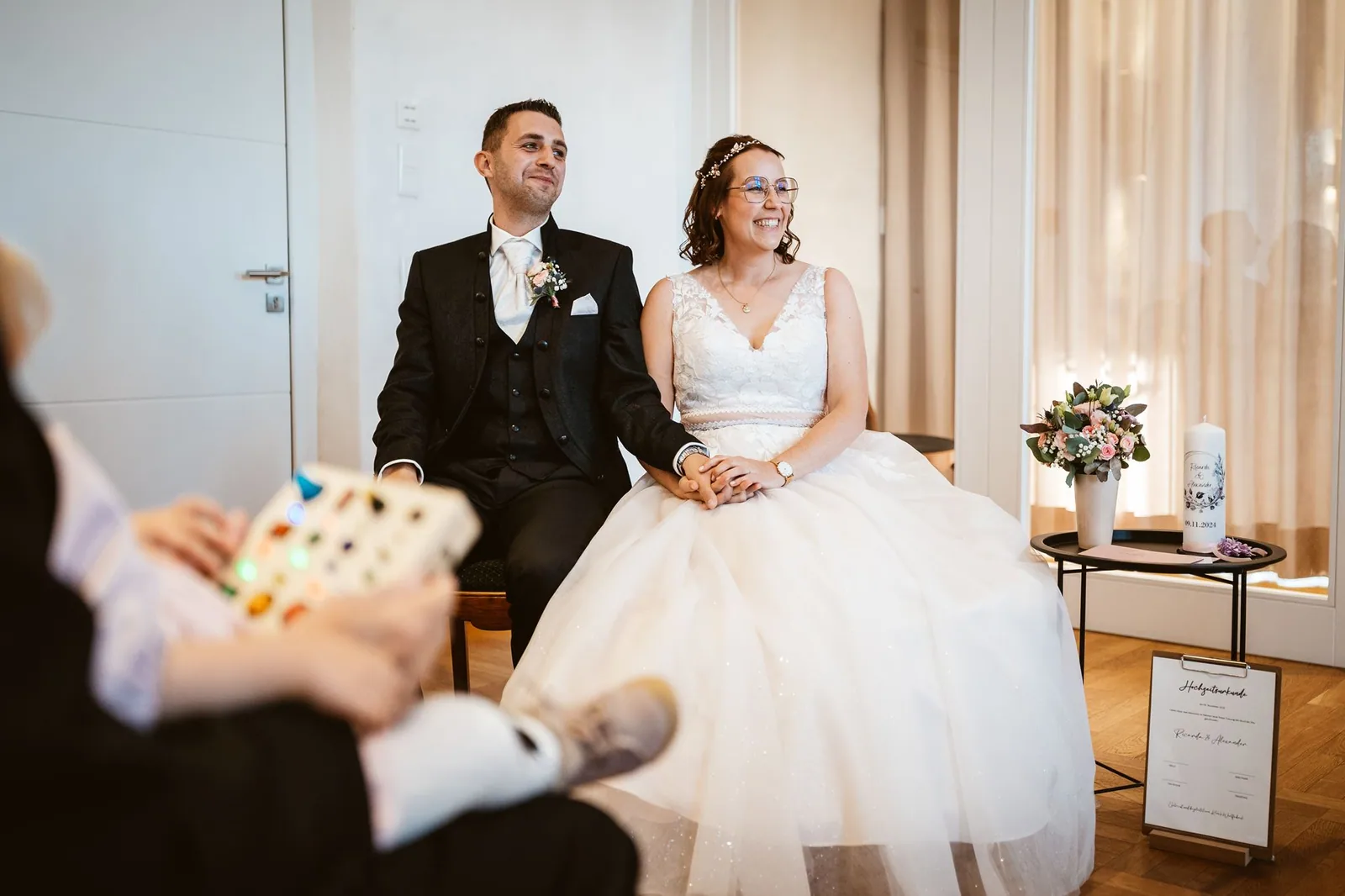 Ricarda und Alex sitzen gemeinsam bei der freien Trauung