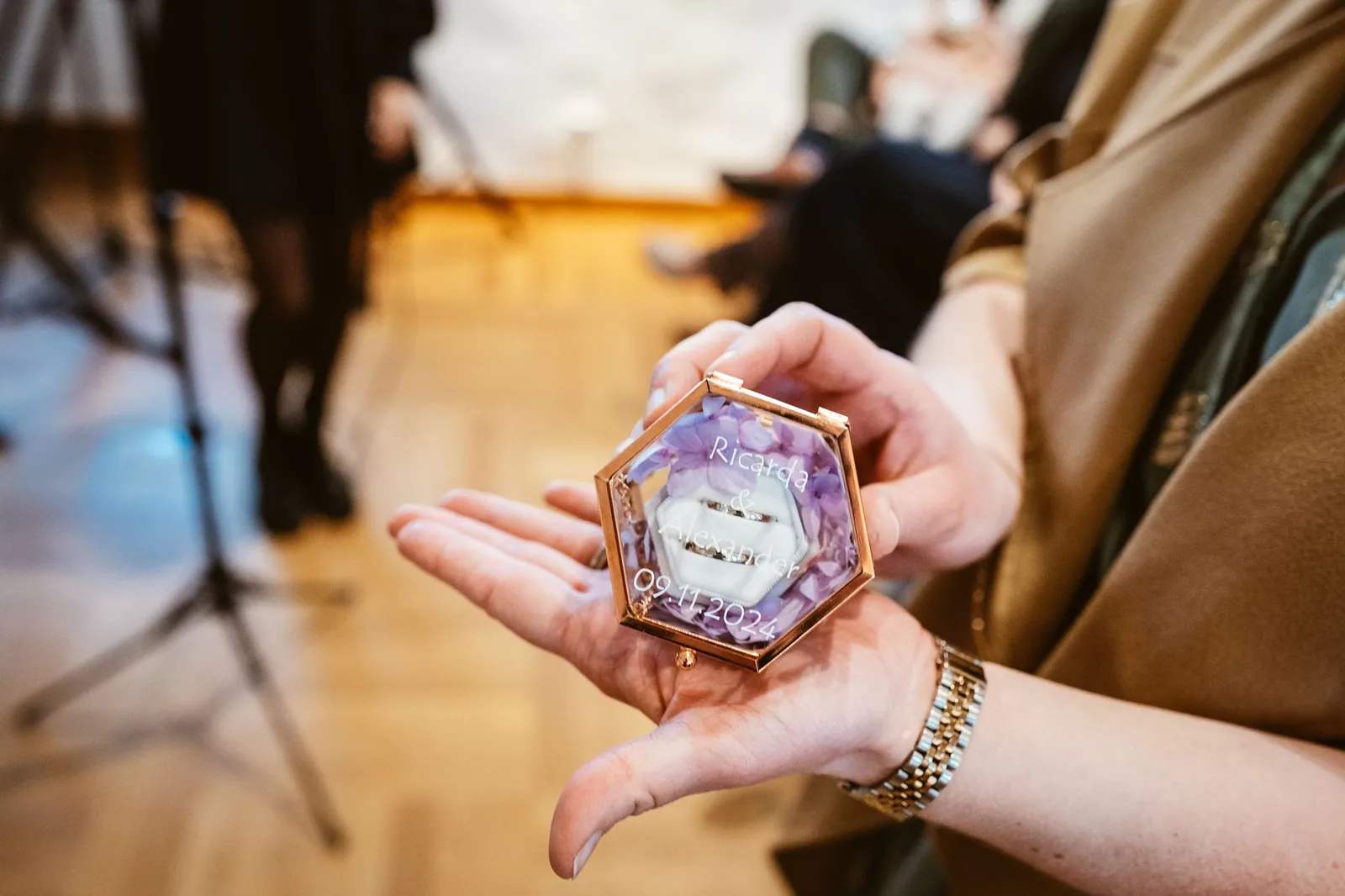 Der Ringbehälter wird in den Händen gehalten