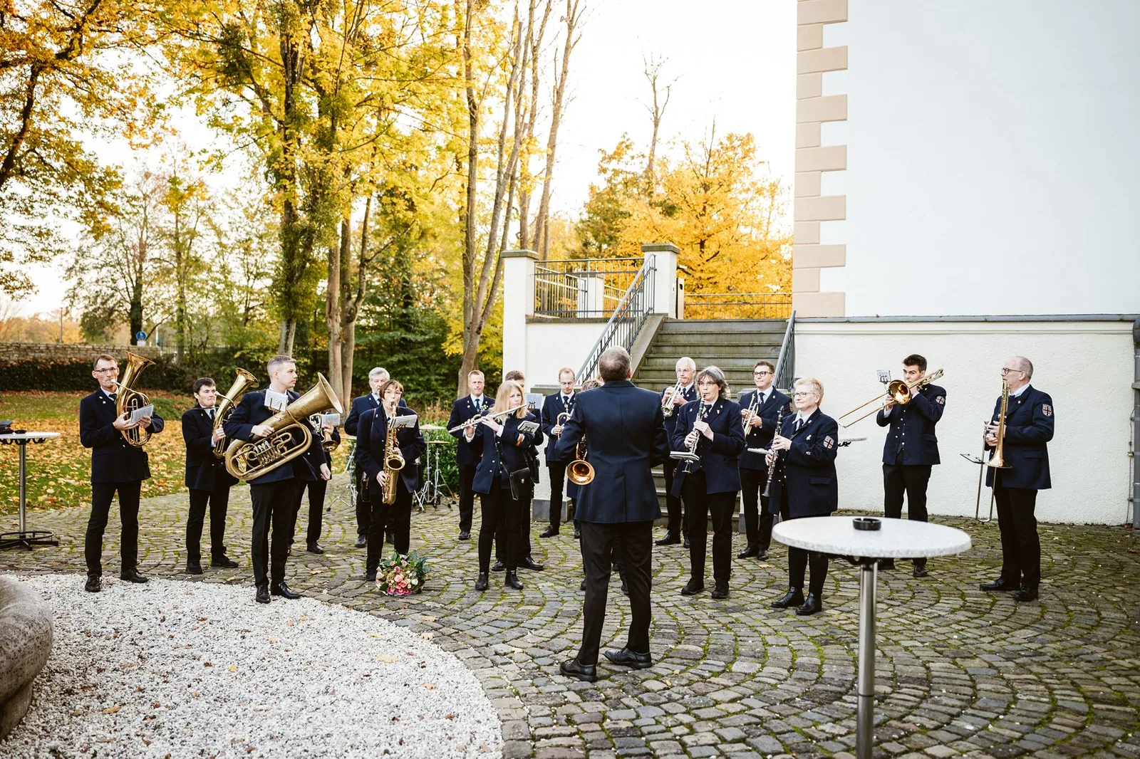 Eine Bläsergruppe spielt im Hof vor dem Rittergut Störmede