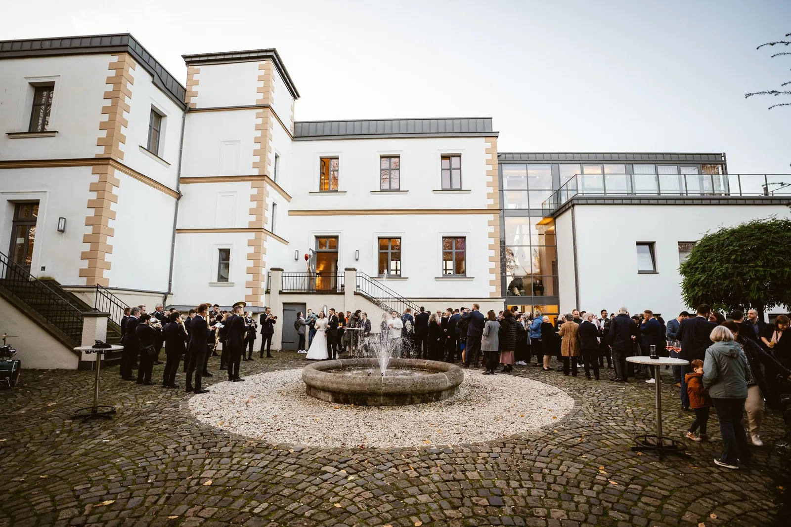 Die Hochzeitsgesellschaft versammelt sich im Hof des Ritterguts