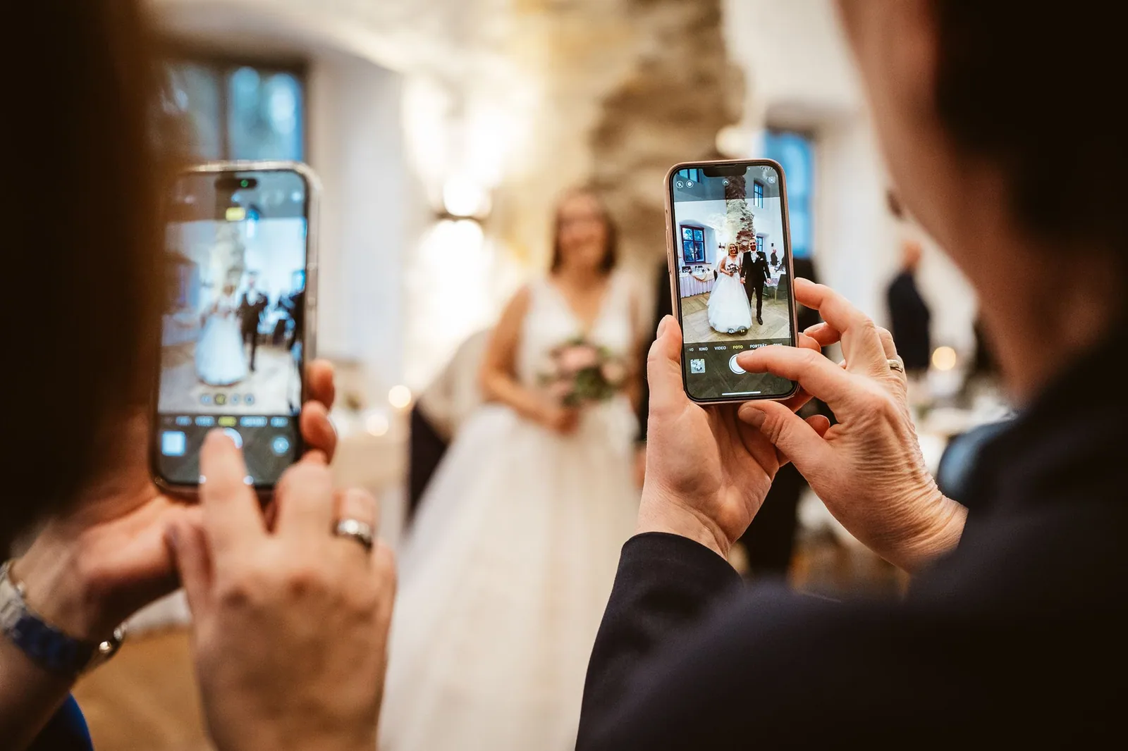 Gäste fotografieren Ricarda und Alex mit ihren Handys