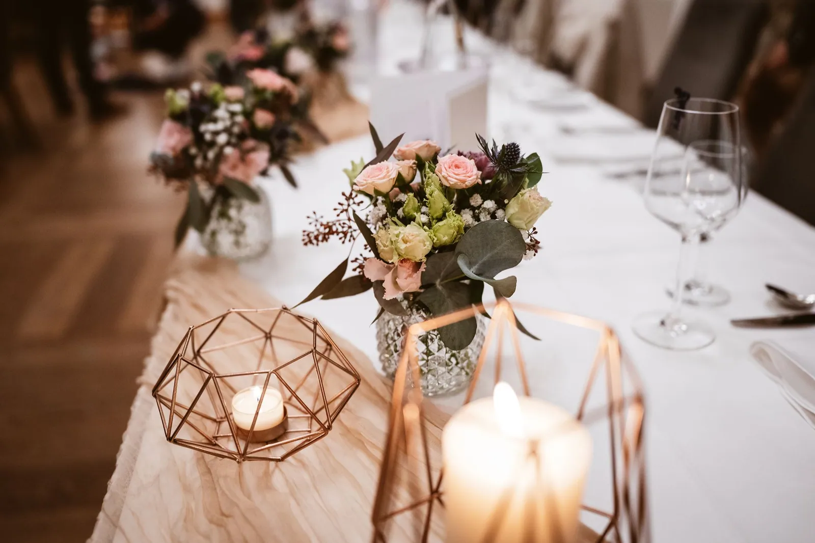 Blumen und Kerzen auf dem Hochzeitstisch