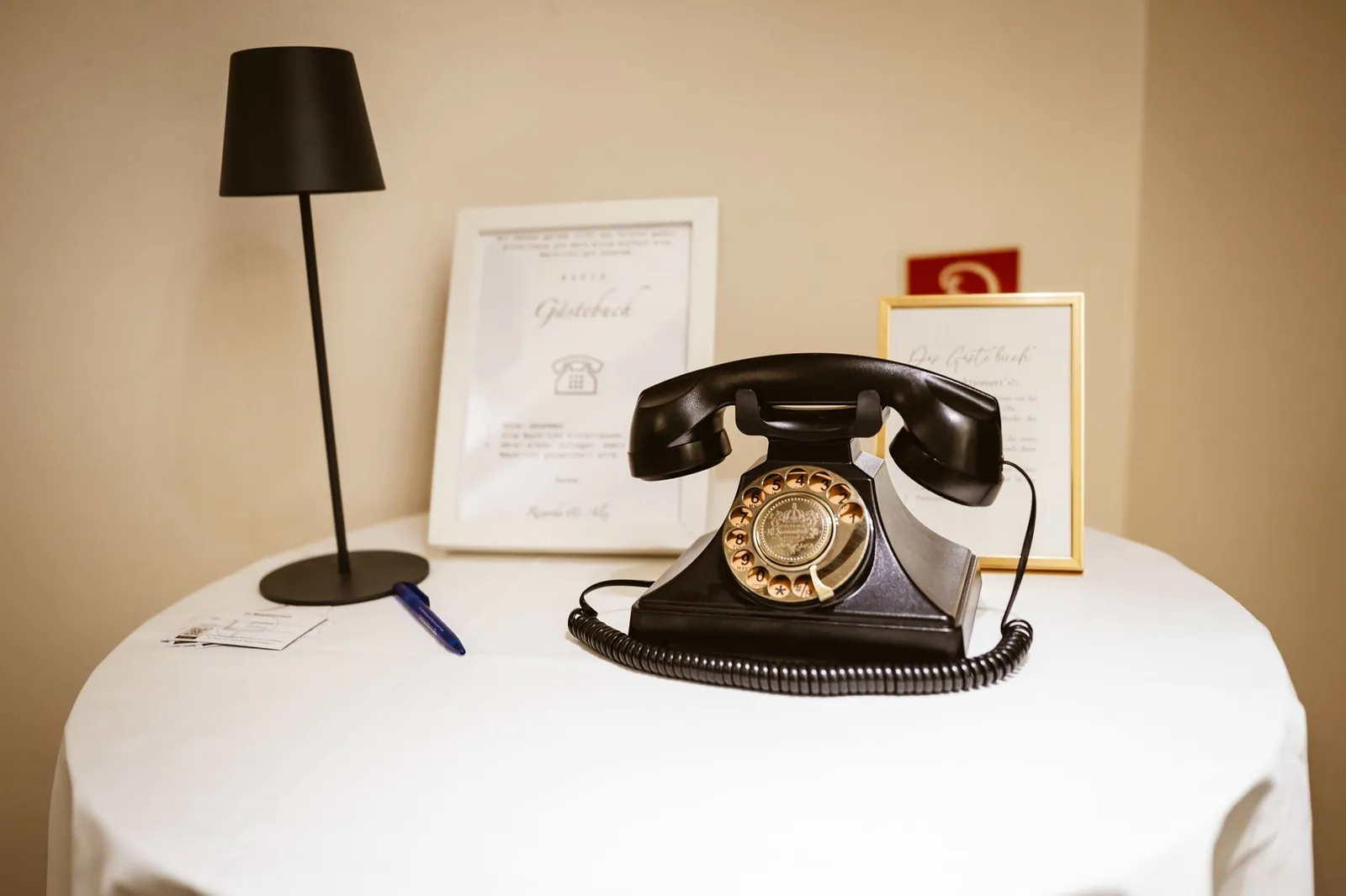Ein Telefon und ein Schild stehen bereit