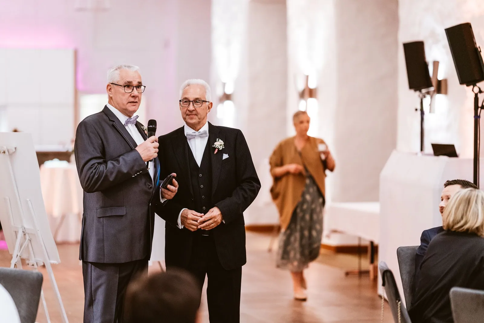 Zwei Männer sprechen gemeinsam mit einem Mikrofon