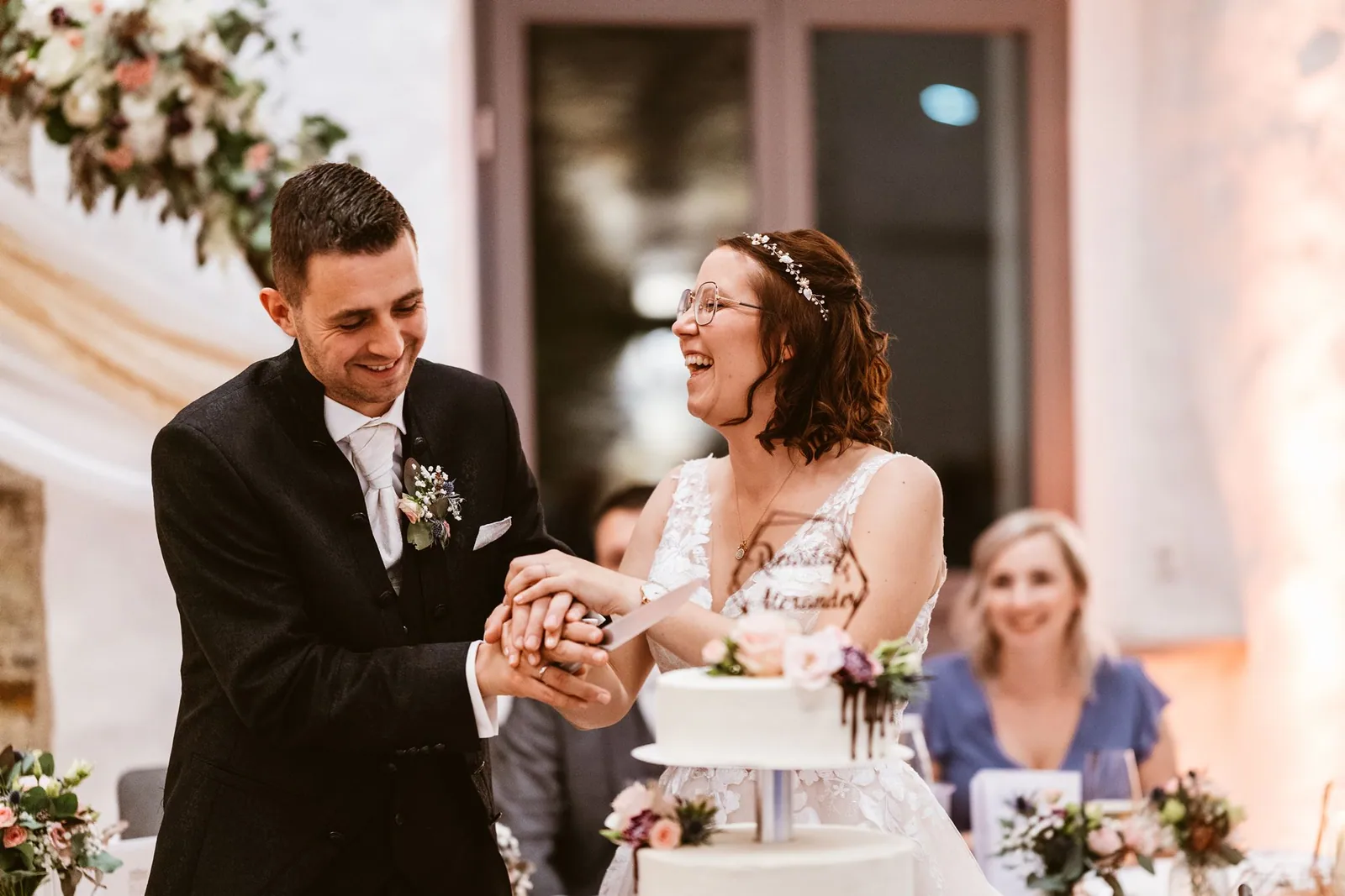 Ricarda und Alex schneiden gemeinsam ihre Hochzeitstorte an