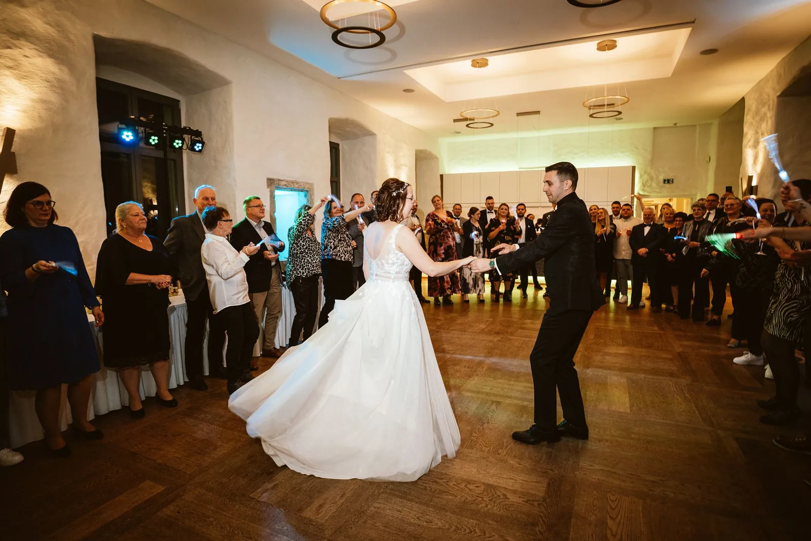Ricarda und Alex drehen sich beim Tanzen im Festsaal