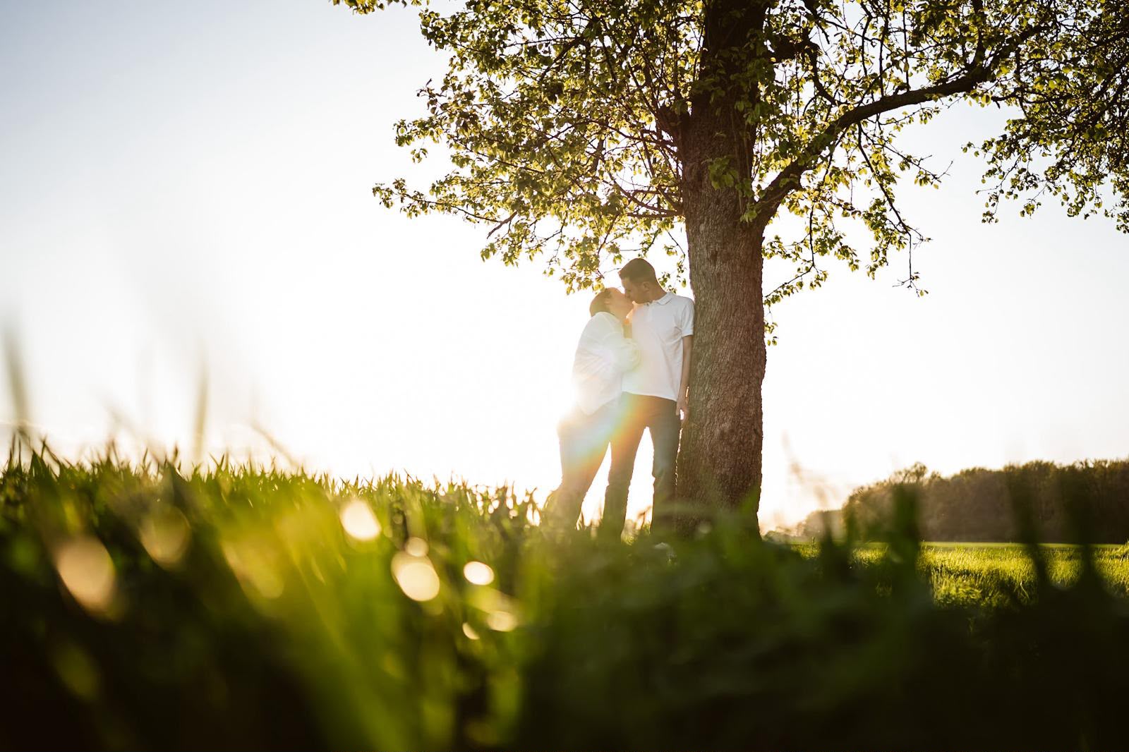 Ricarda und Alex unter dem Baum beim Kennenlernshooting