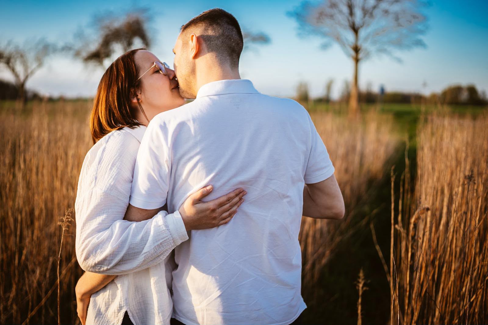 Ein Kuss beim Kennenlernshooting im hohen Gras