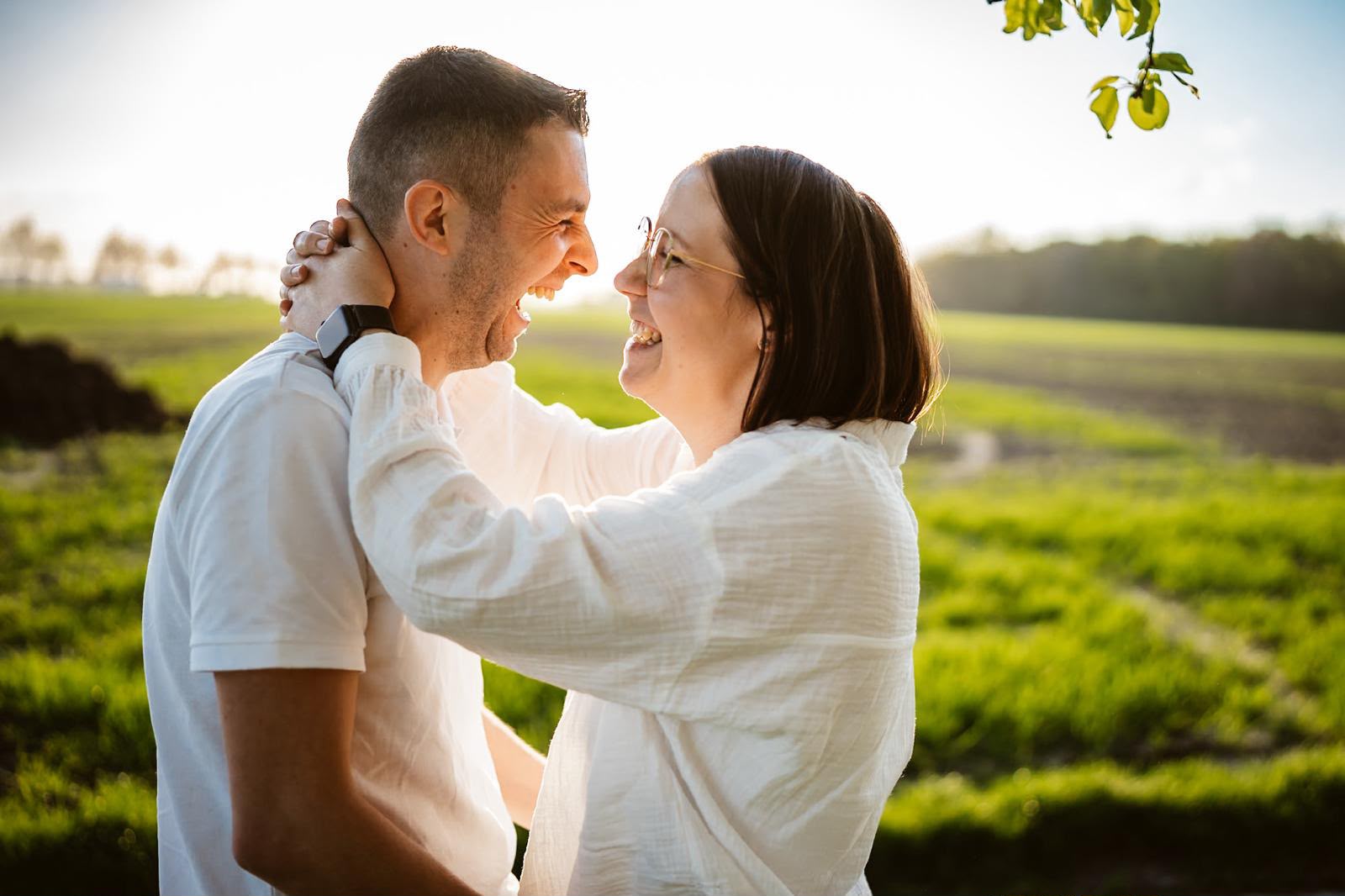 Ricarda und Alex lachen sich beim Kennenlernshooting im warmen Licht an