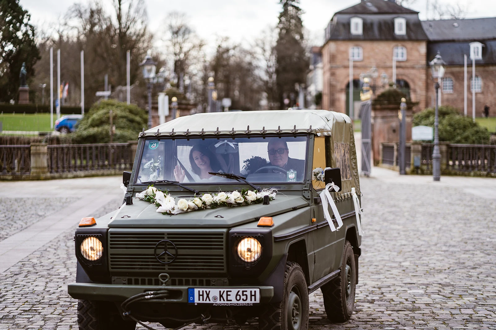 Der geschmückte Bundeswehr-Mercedes vor dem Schloss Bad Arolsen