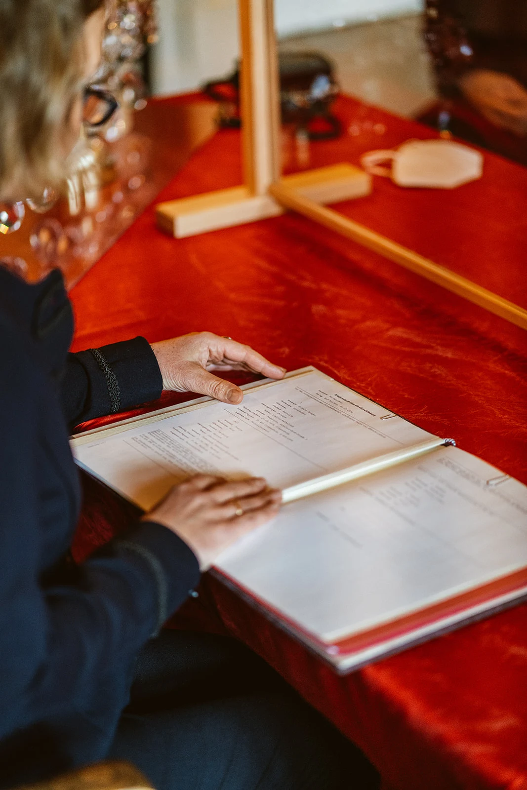 Die Hände bei der Unterschrift im Standesamt