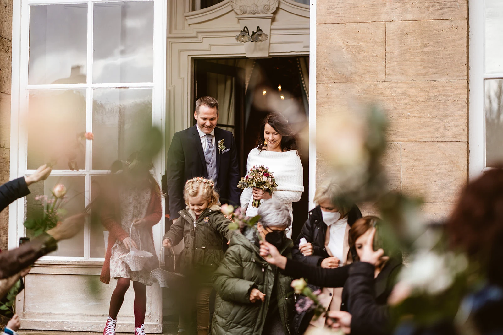 Svenja und Florian kommen mit den Kindern aus dem Schloss