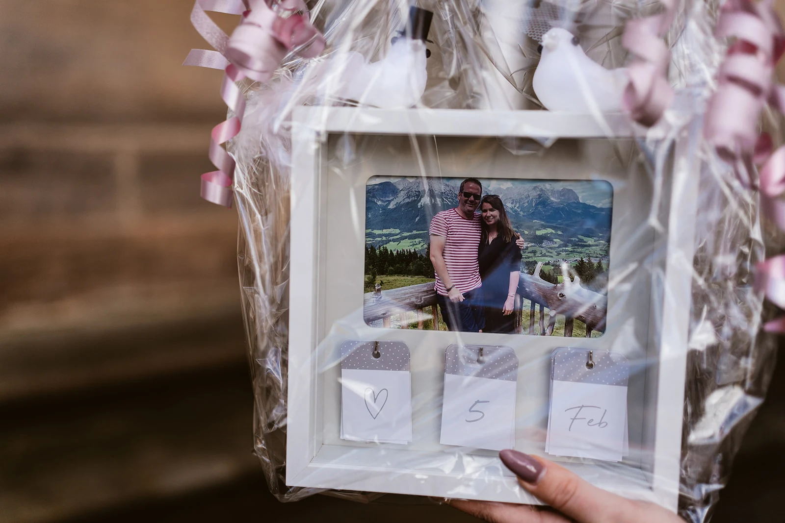 Erinnerungsfoto am geschmückten Hochzeitsauto
