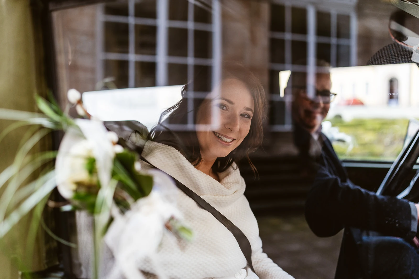 Svenja lächelt durch die Scheibe des Hochzeitsautos