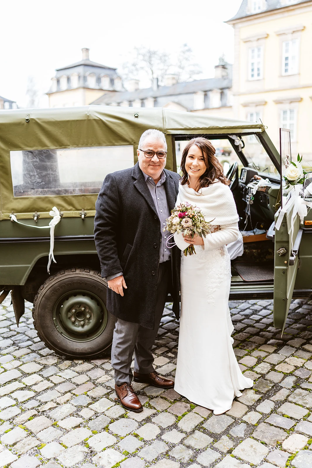 Svenja und Florian mit dem geschmückten Bundeswehr-Mercedes