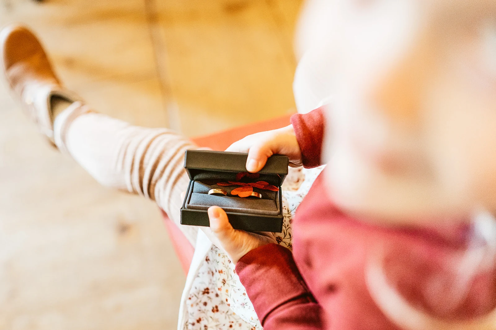 Eine kleine Ringschachtel wird geöffnet