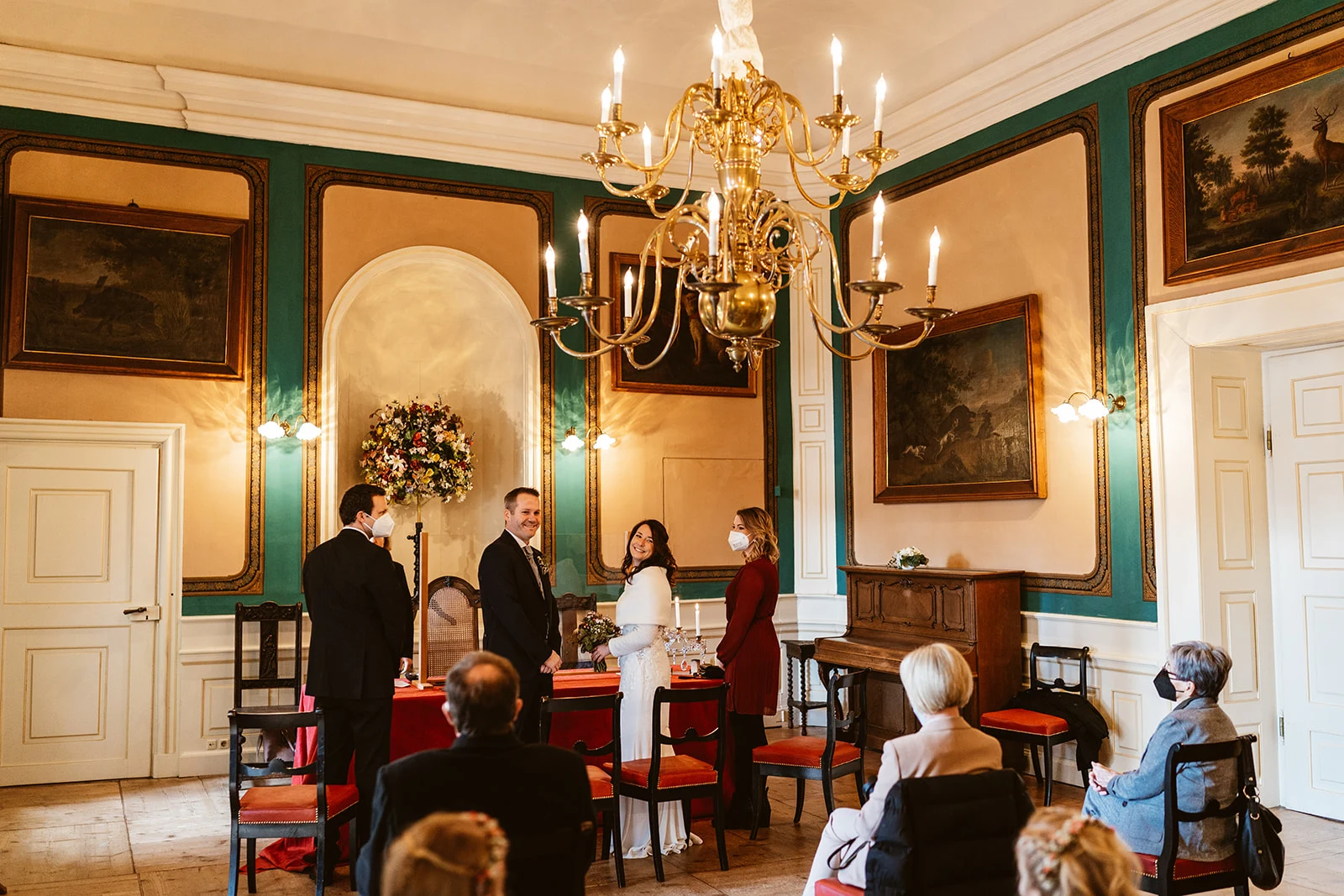 Die Hochzeitsgesellschaft im Trauzimmer des Schlosses