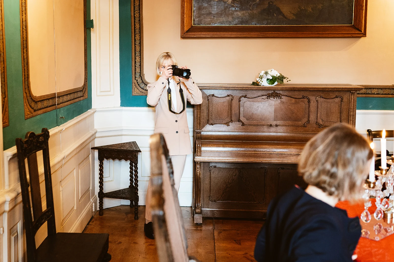 Ein Gast fotografiert die Trauung