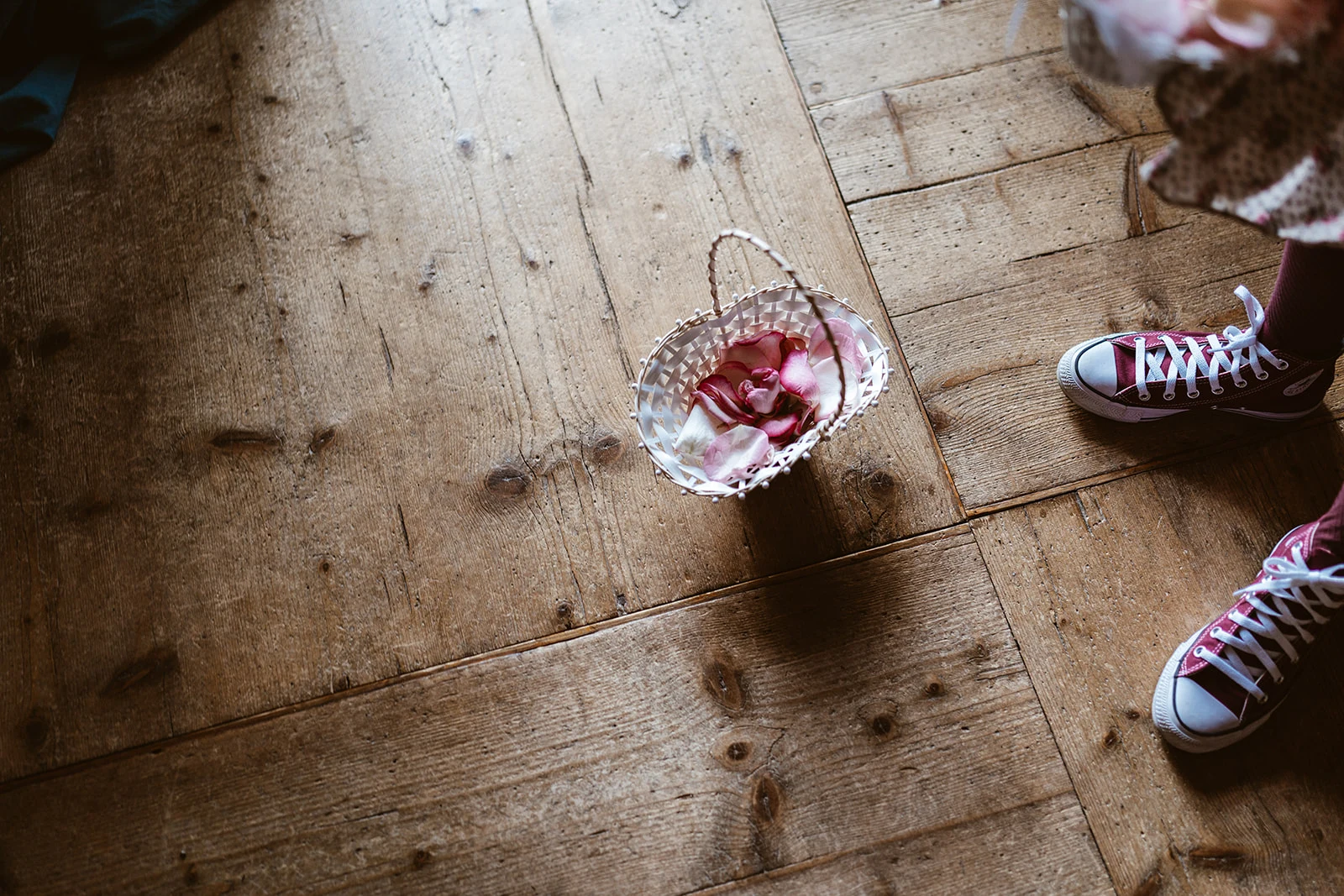 Ein Glas mit Rosenblättern vor dem Trauzimmer