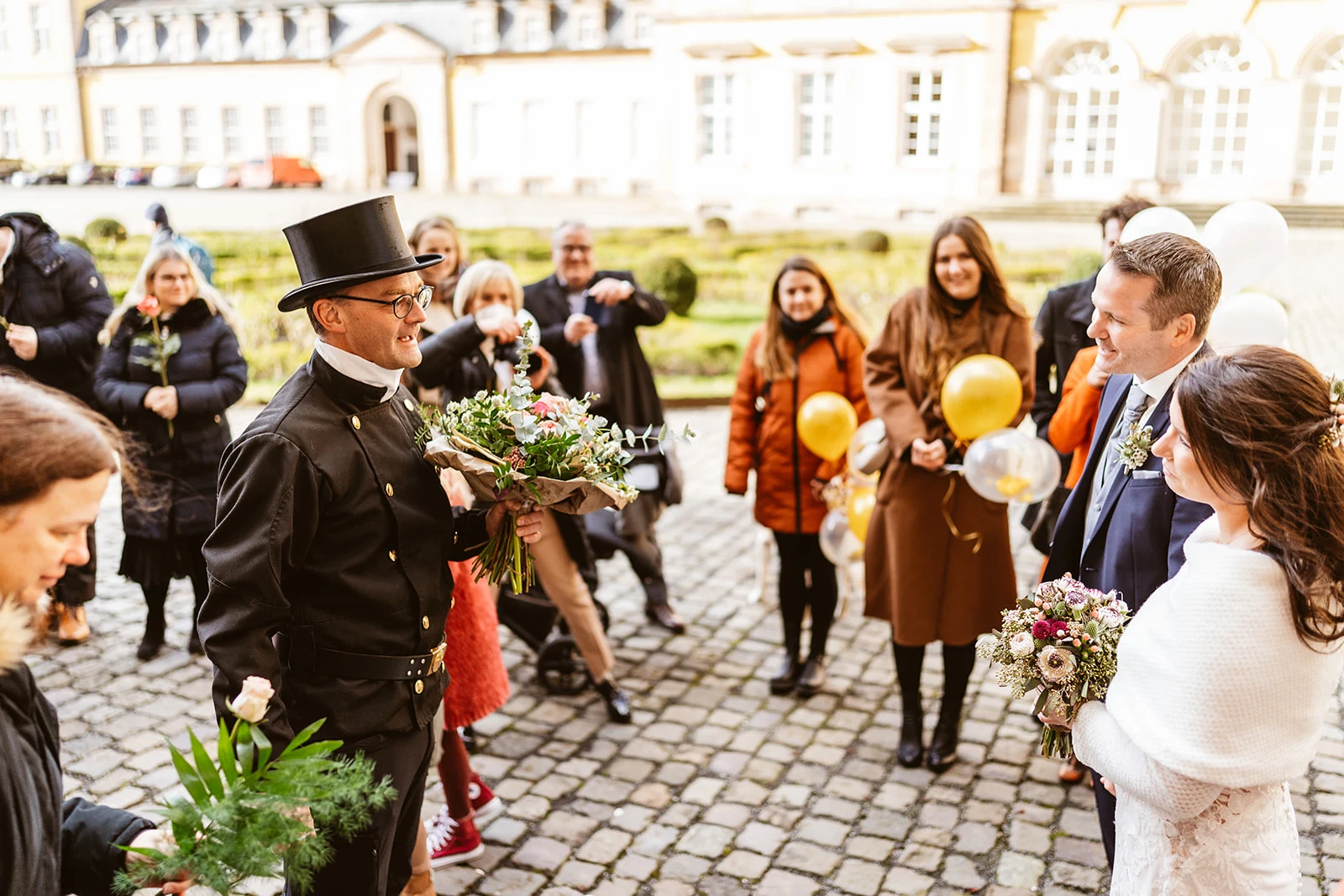 Gratulationen vor dem Schloss Bad Arolsen