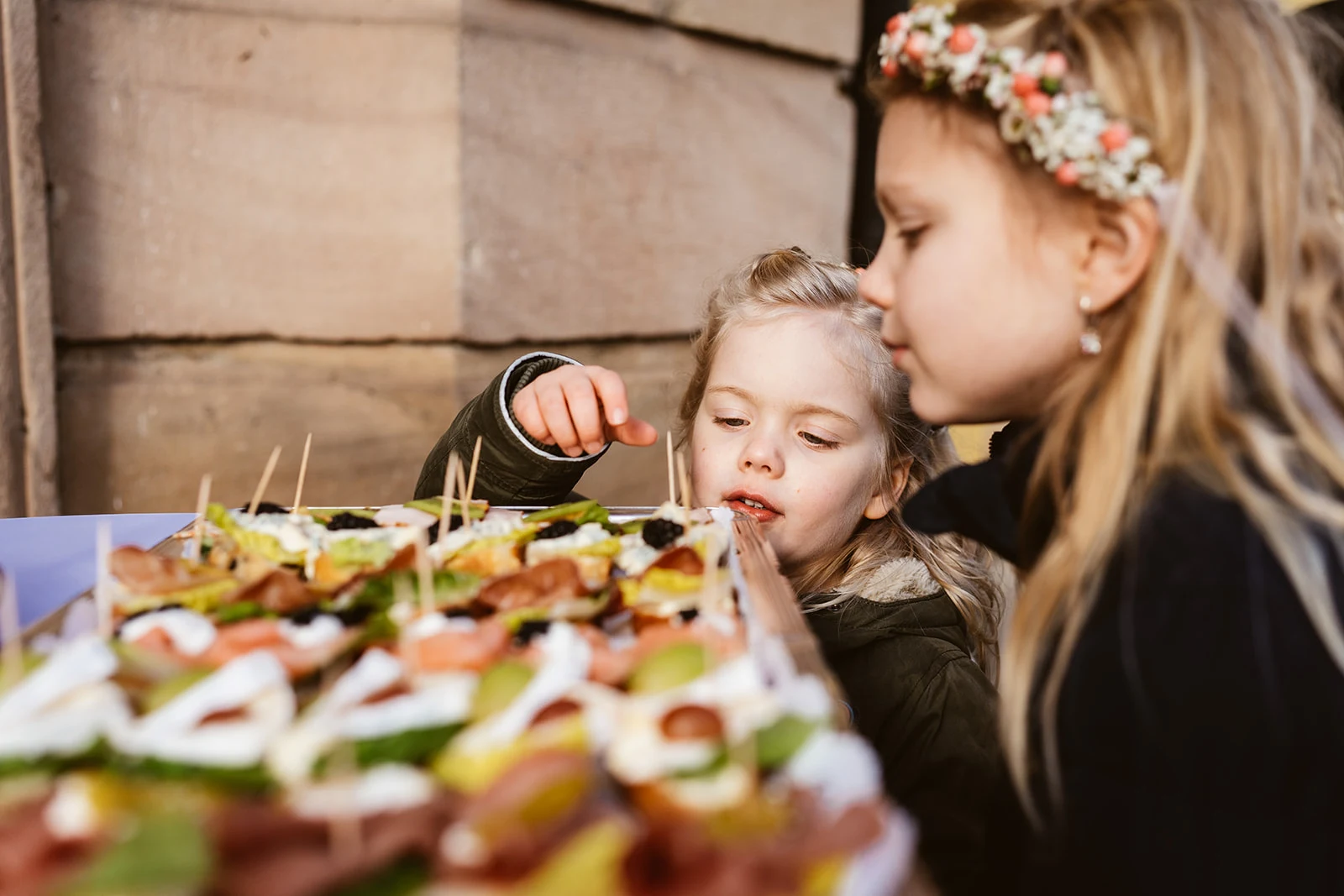 Kinder schauen sich die Häppchen beim Empfang an