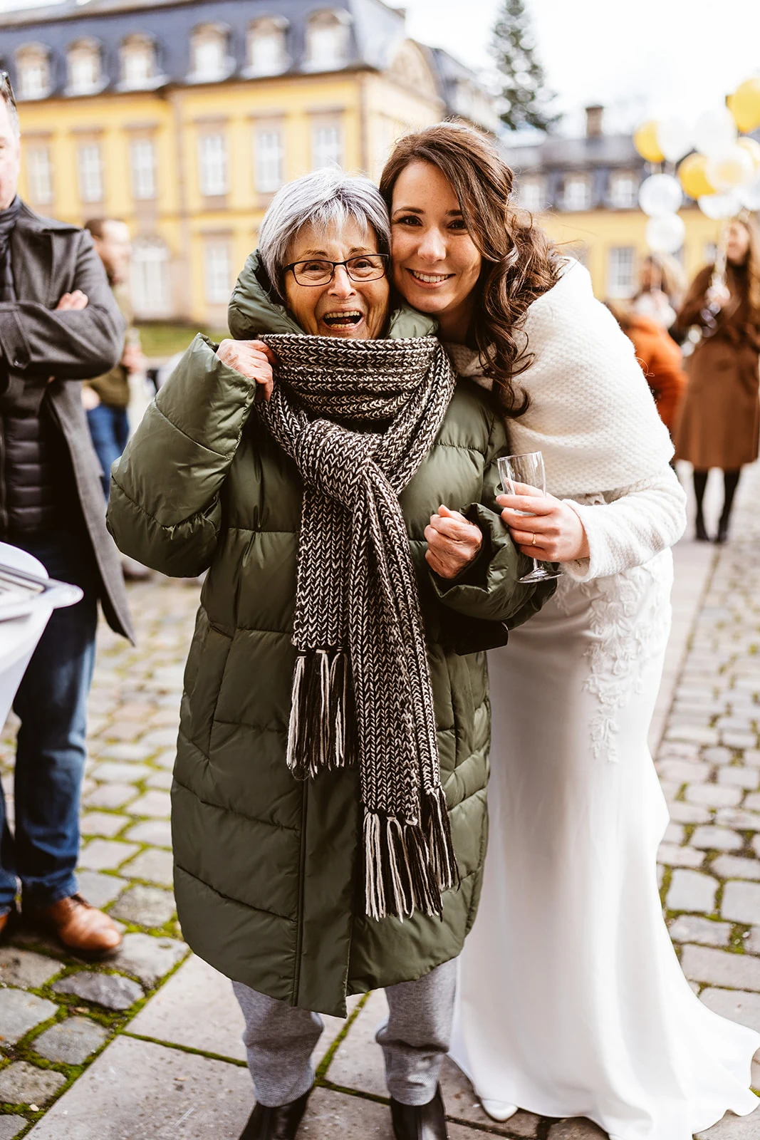 Svenja umarmt einen Gast vor dem Schloss