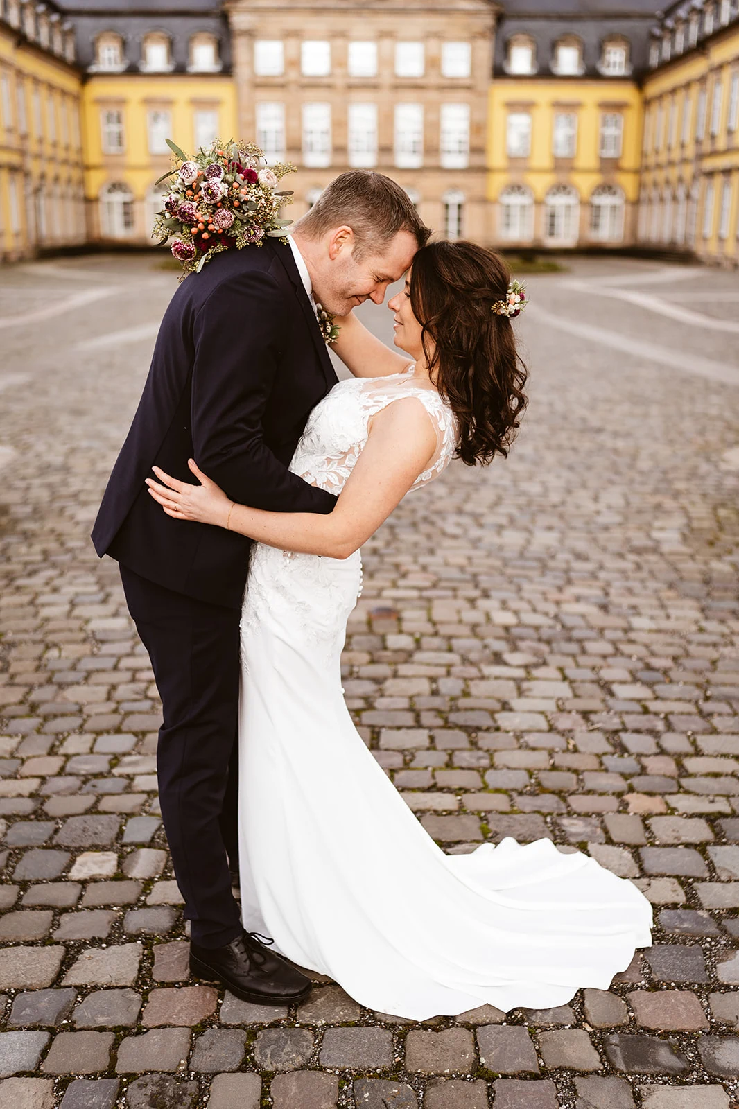 Svenja und Florian küssen sich vor dem Schloss